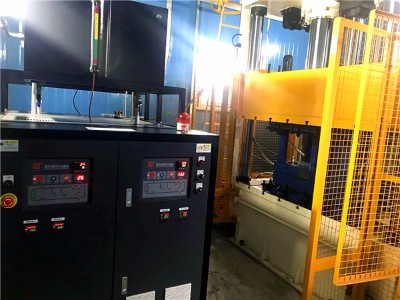 冷熱油切換模溫機的優(yōu)點？「歐能機械」從碳纖維模壓成型說起